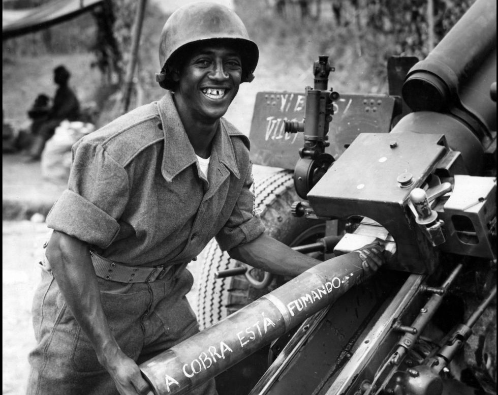 Soldado brasileiro preparando canhão